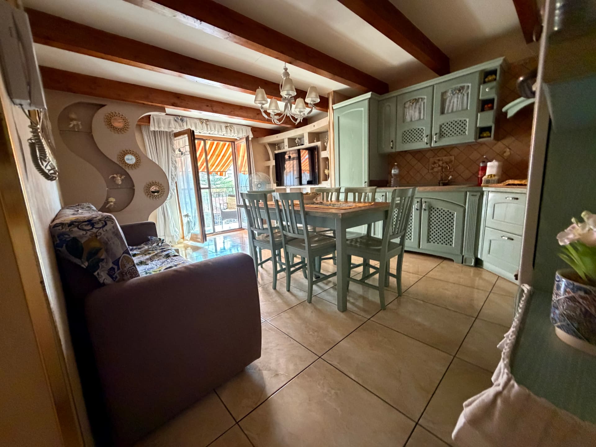 Cucina soggiorno con travi a vista