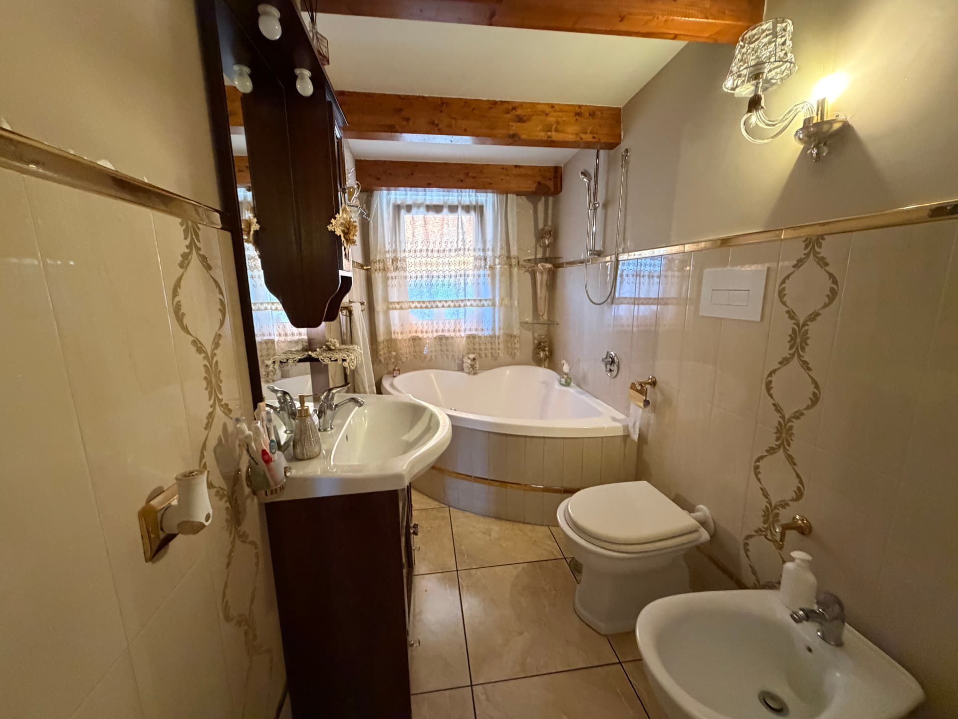 Bagno con vasca angolare