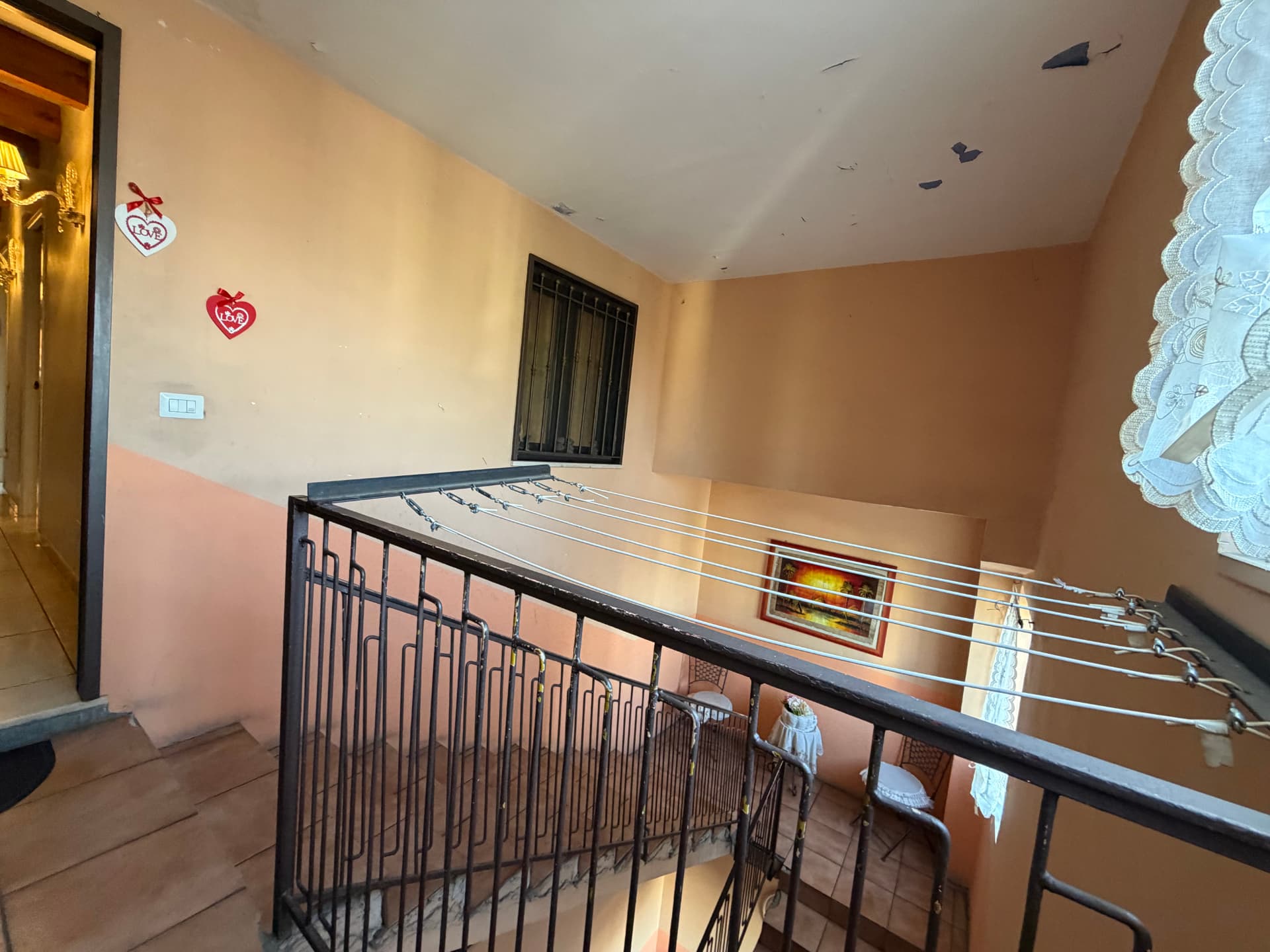 Scala interna con ringhiera in ferro