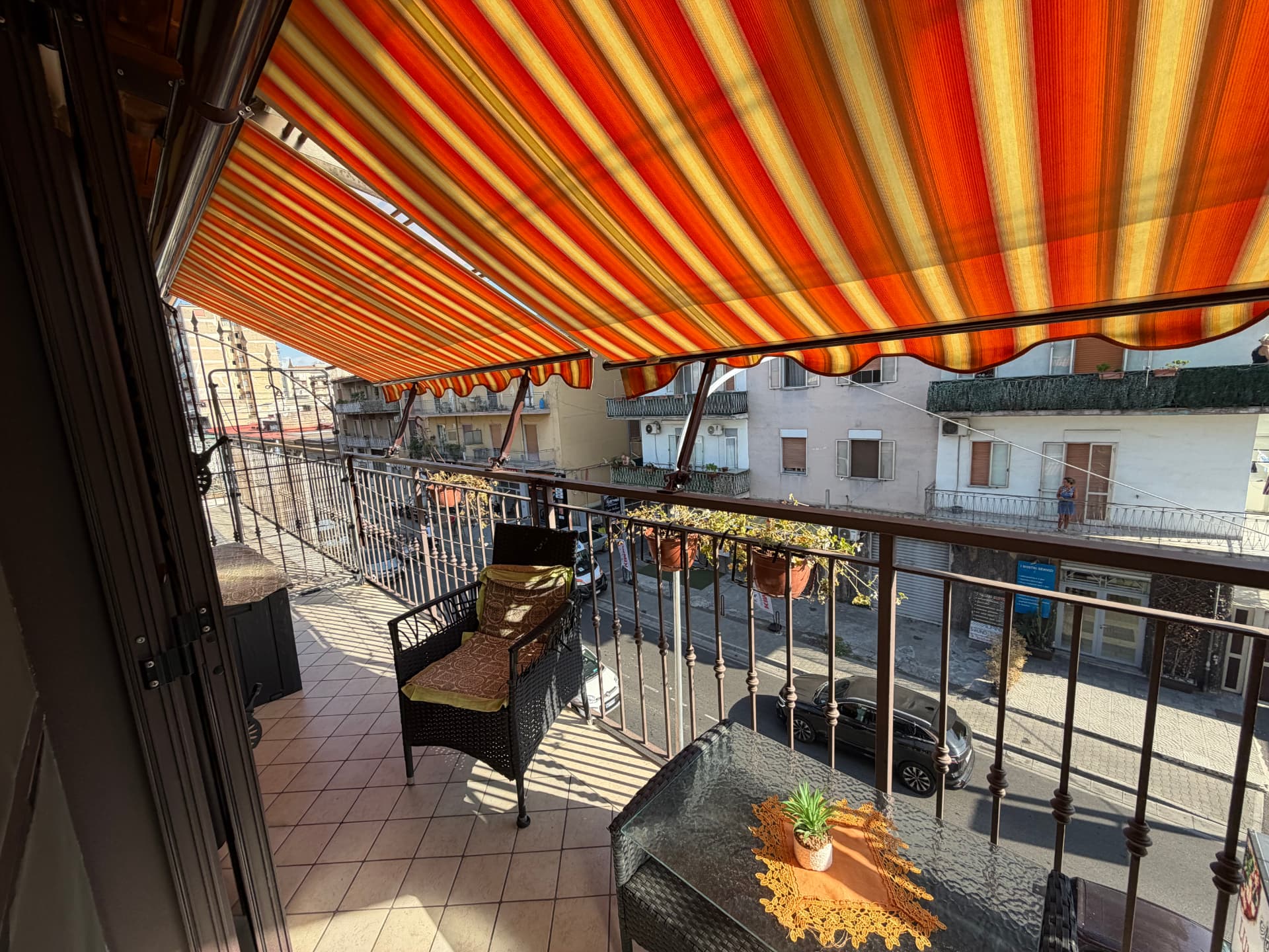 Balcone con tenda da sole